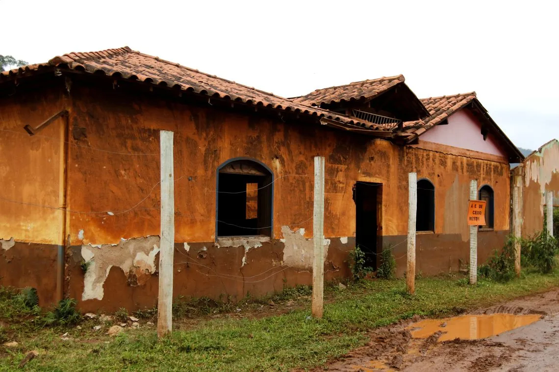 Comunidade de Paracatu de Baixo devastada pela lama