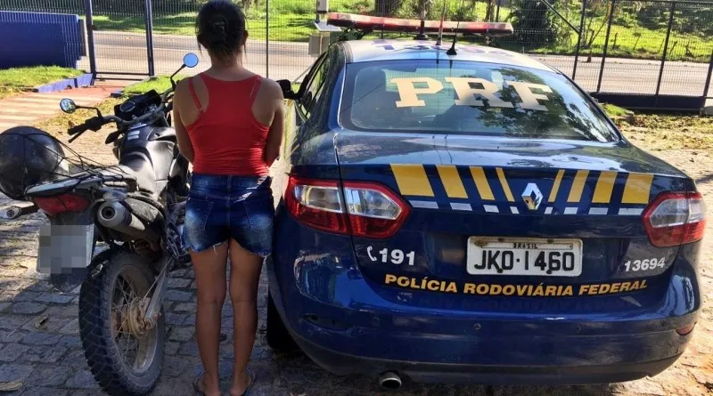 PRF prende mulher com moto roubada na BR 101, em Anchieta