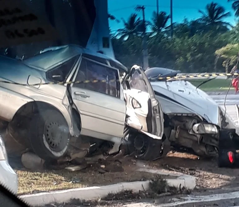 Jovem morre após carro bater em árvore em Vitória