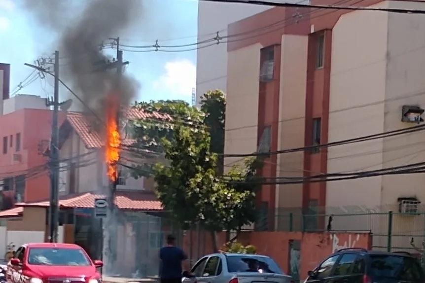 Poste pega fogo e deixa moradores sem energia no bairro Jardim Camburi, em Vitória