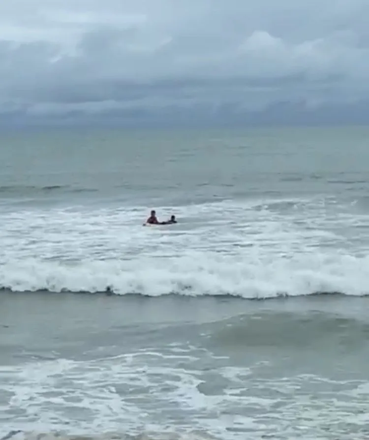 VÍDEO | Crianças são resgatadas no mar em Guarapari