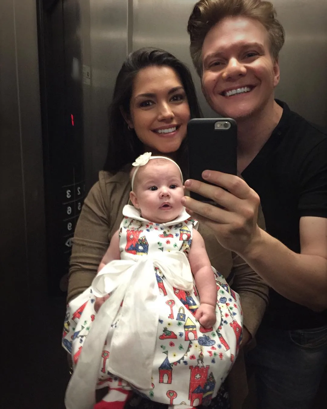 Michel Teló e Thais Fersoza fazem selfie no espelho com Melinda