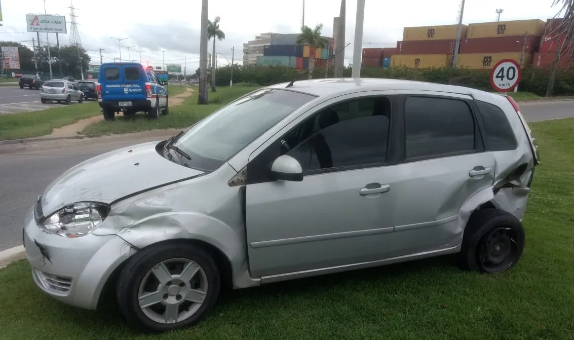 Carro capota após colisão em Vila Velha