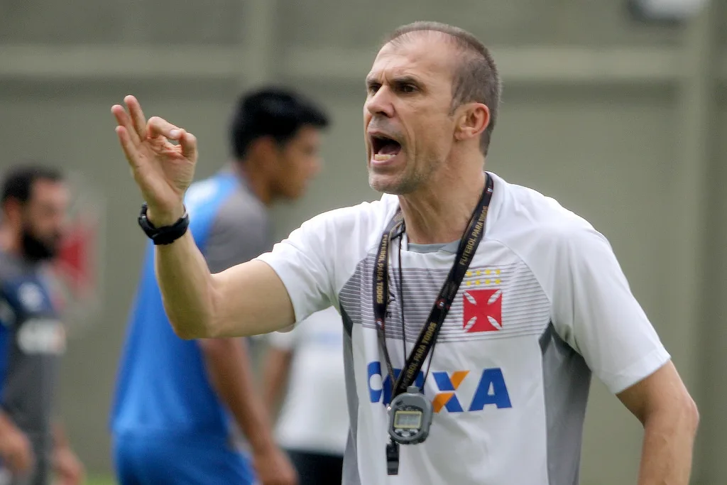 Milton Mendes minimiza jejum do Vasco fora de casa e exalta luta do time