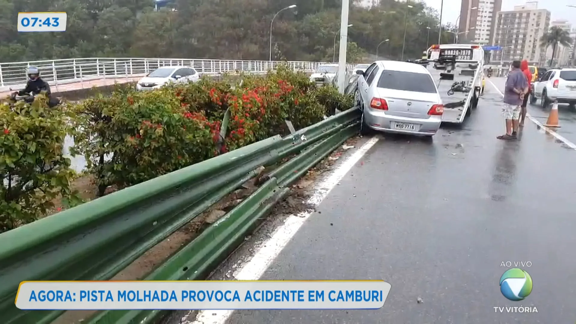 Pista molhada provoca acidente em Camburi