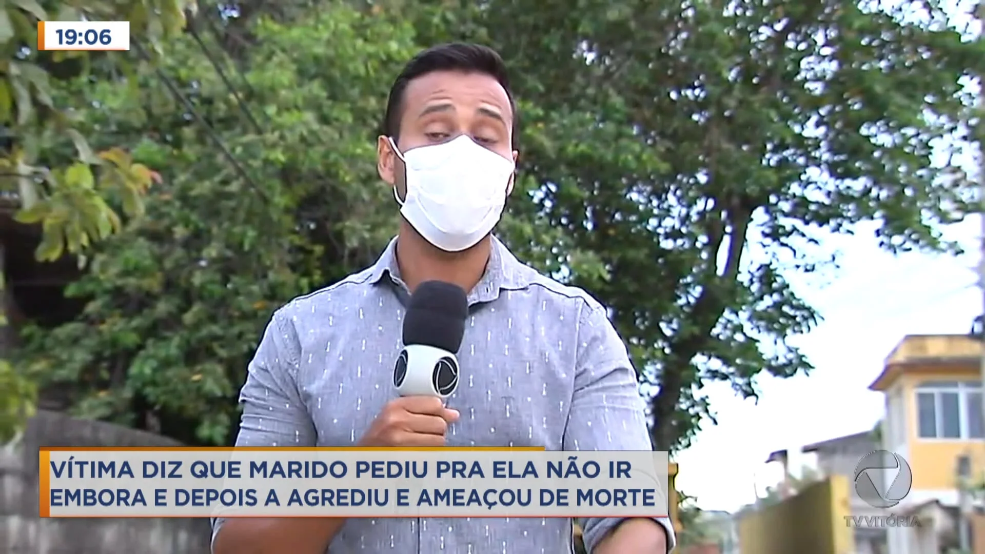 Mulher se esconde do marido na casa de amiga, mas ele a encontra, agride e a ameaça de morte