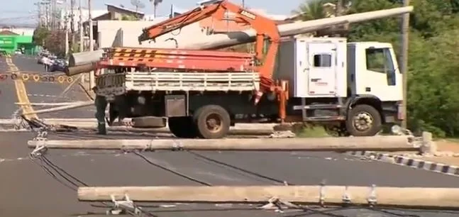 Condutor derruba 11 postes ao tentar desviar de animal na pista