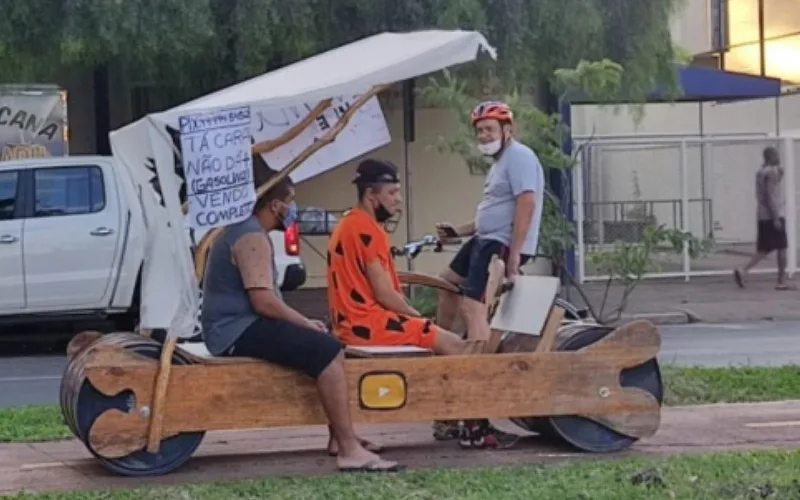 VÍDEO | Amigos recriam carro dos Flinstones em protesto à alta dos preços dos combustíveis