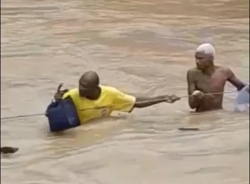 VÍDEO | Desespero: moradores atravessam enchente com ajuda de corda em Cariacica