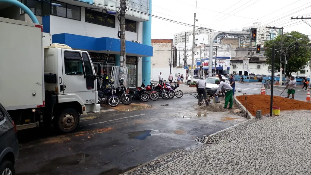 Motoristas de Guarapari ficam confusos com inversão de sentido em rua do centro