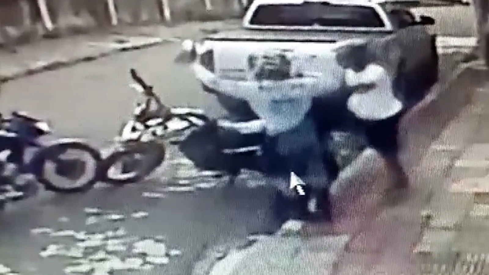 VÍDEO | Dupla assalta entregador e rouba moto em Cariacica