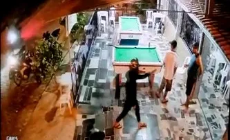 VÍDEO | Homem é baleado com quatro tiros na cabeça em bar em Baixo Guandu