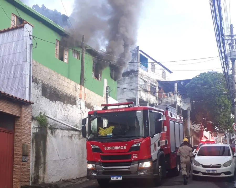 VÍDEO | Criança de 5 anos acorda a mãe ao ver casa pegando fogo em Vitória