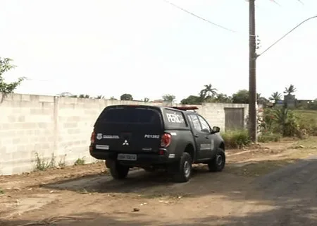 Pedreiro é assassinado com golpes de enxada na cabeça em terreno na Serra