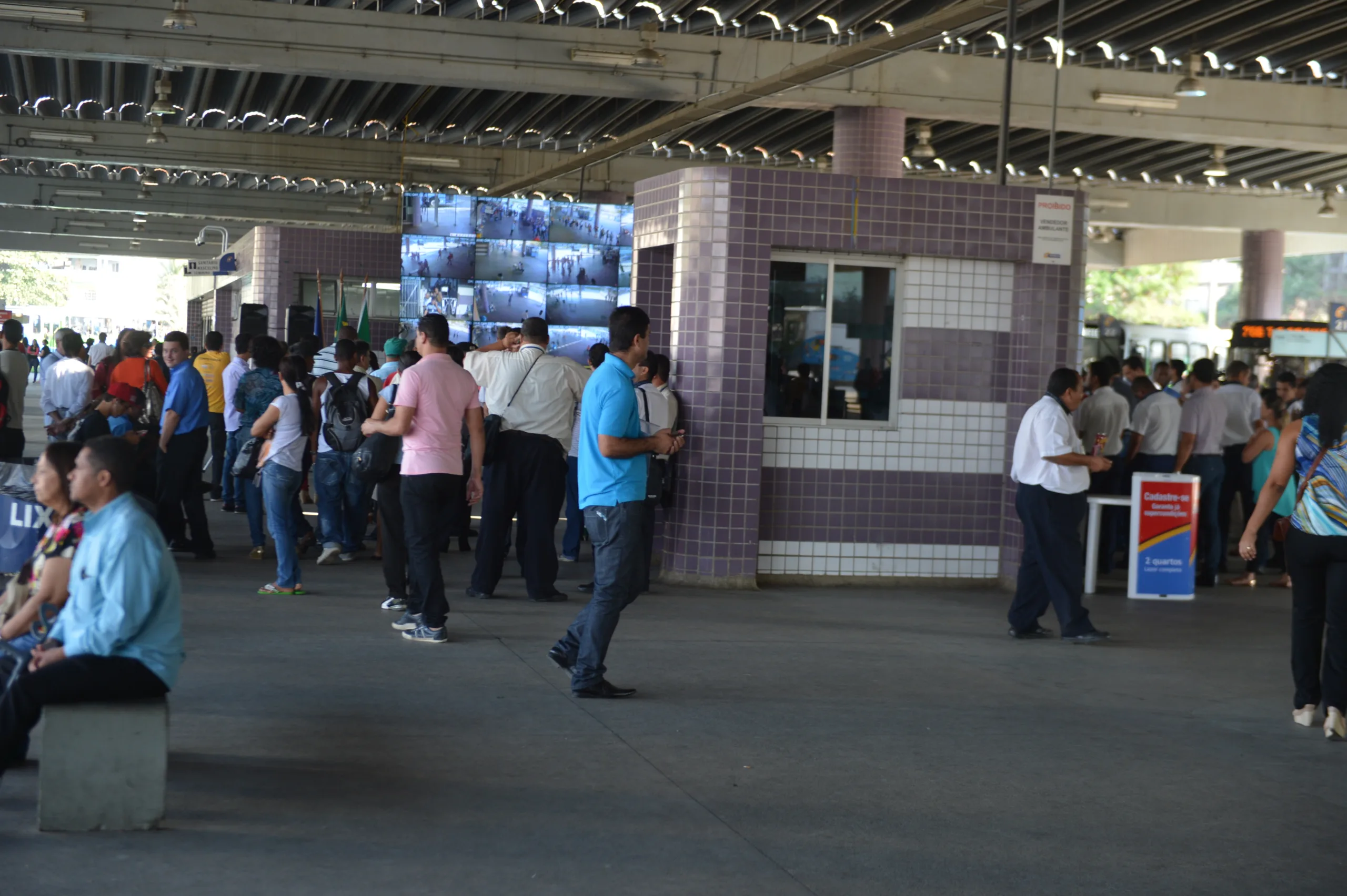 Ônibus do Transcol batem dentro do Terminal de Campo Grande, em Cariacica