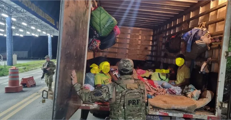 PRF flagra 31 turistas mineiros em baú de caminhão no ES