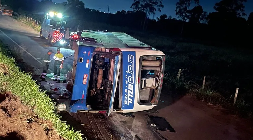 VÍDEO | Ônibus de turismo tomba na Rodovia do Contorno, na Serra