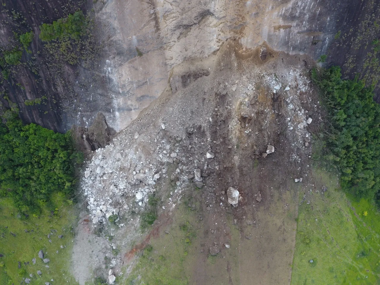 VÍDEO | Parte de montanha se desprende e assusta moradores em Água Doce do Norte