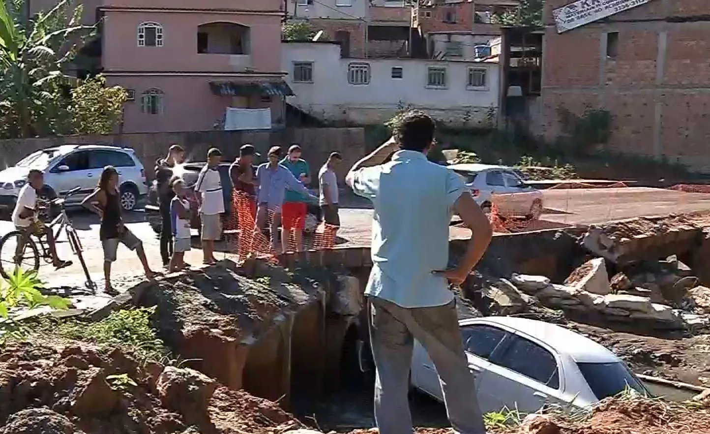 Motorista perde controle de veículo e cai dentro de valão em Cariacica