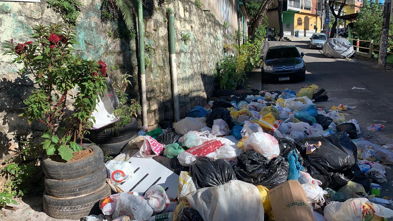 Lixo continua acumulado pelas ruas da Grande Vitória mesmo após fim da greve de motoristas