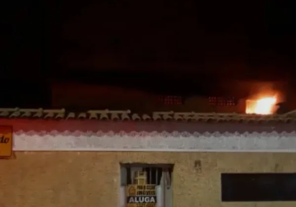 Grávida pula de altura de quase 4 metros para fugir de incêndio; jovem teve que jogar a filha pela janela para salvá-la