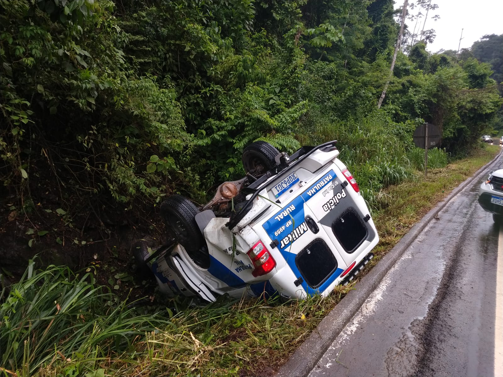 Viatura da PM capota na BR-262, em Marechal Floriano