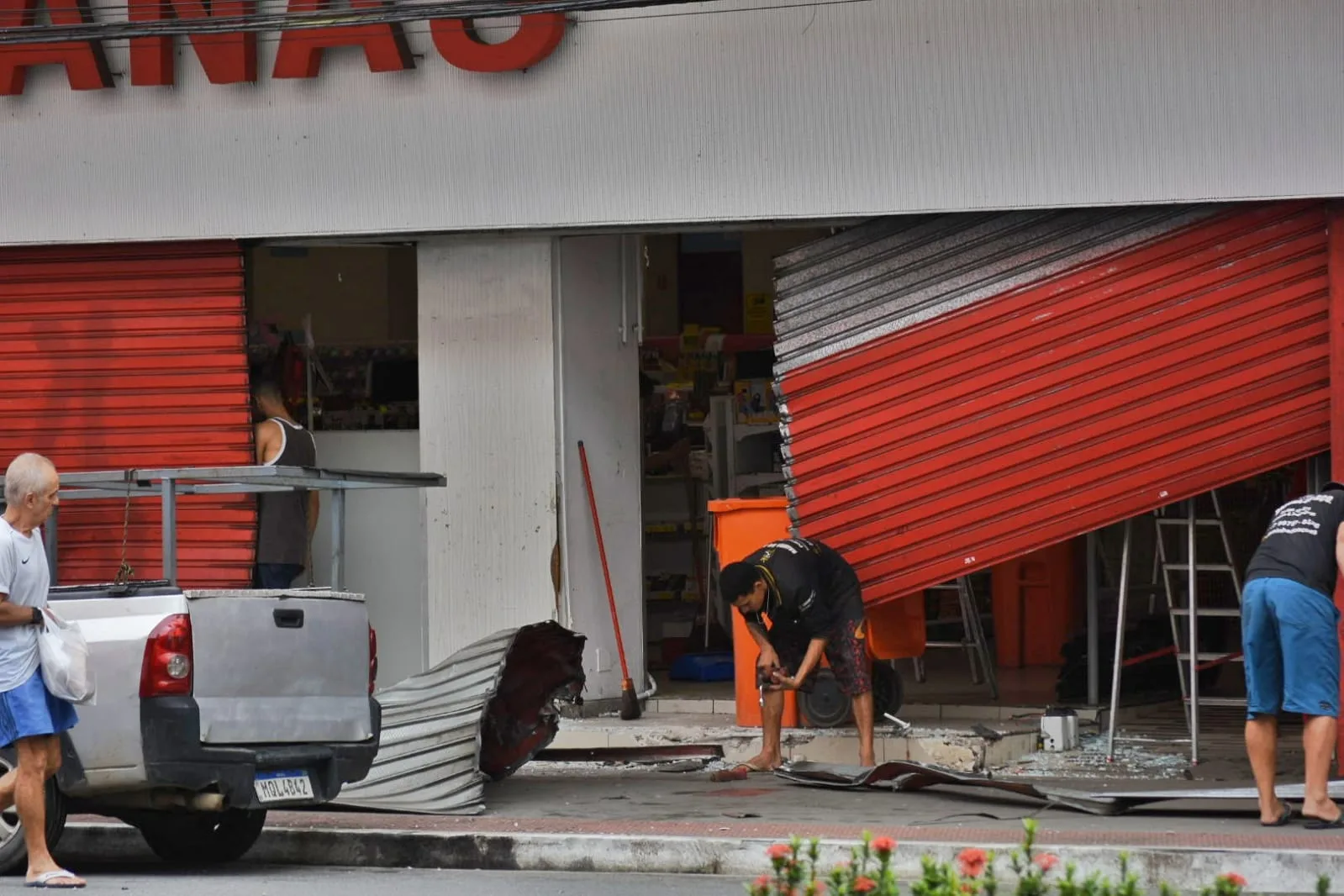 Porta de loja no Centro de Vitória fica destruída após colisão de carro