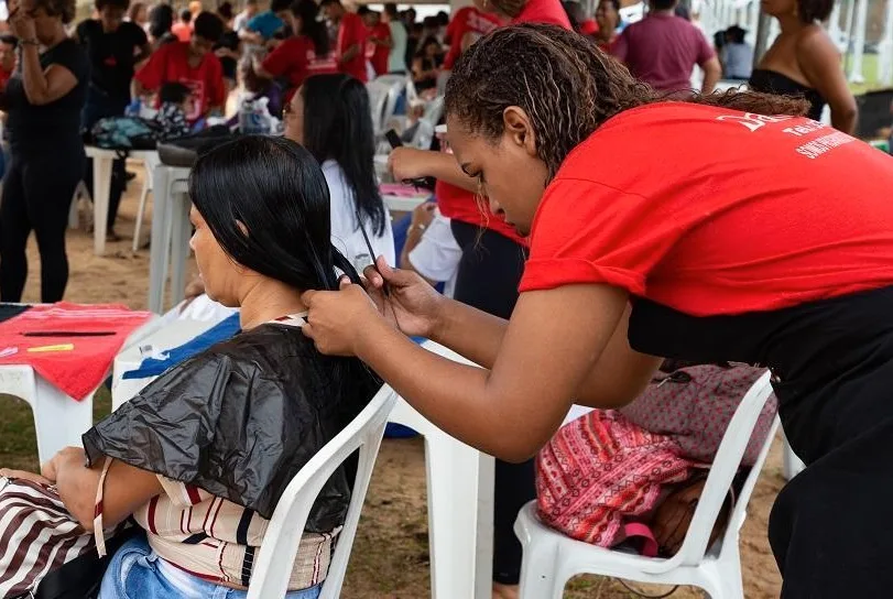 Moradores da Serra recebem atendimento de estética e encaminhamento para empregos