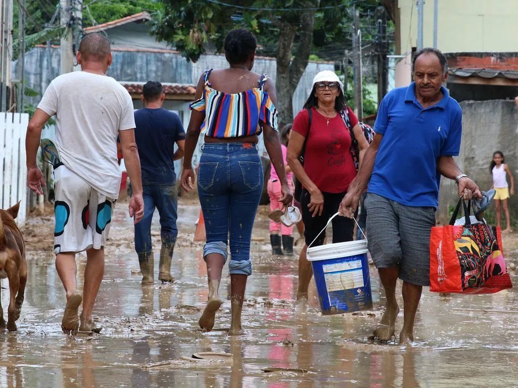 Isolados, turistas e moradores de São Sebastião fazem estoque de comida