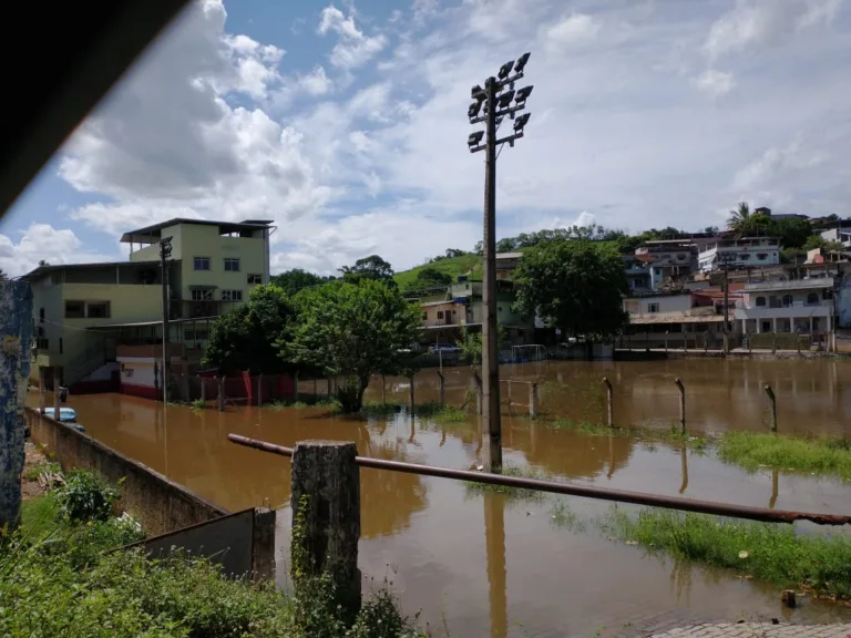 Rio transborda e deixa áreas alagadas em Cachoeiro de Itapemirim