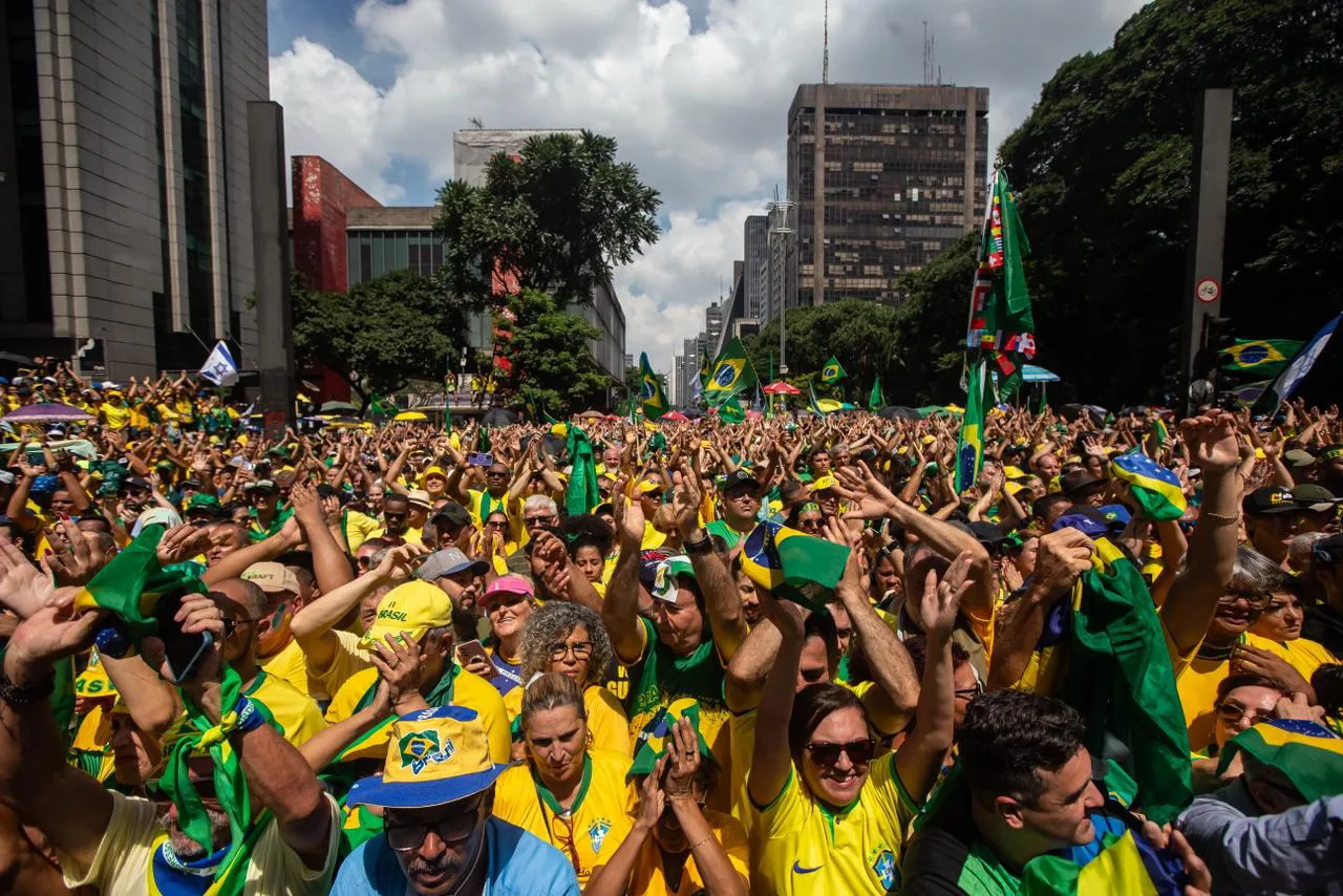 SP – ATO/PRÓ-BOLSONARO/PAULISTA – POLÍTICA – Apoiadores do ex-presidente Jair Bolsonaro (PL) participam de manifestação na Avenida Paulista, em São Paulo, na tarde deste domingo (25). O ato foi convocado após ele se tornar alvo de investigação sobre tentativa de golpe de Estado. 25/02/2024 – Foto: TABA BENEDICTO/ESTADÃO CONTEÚDO