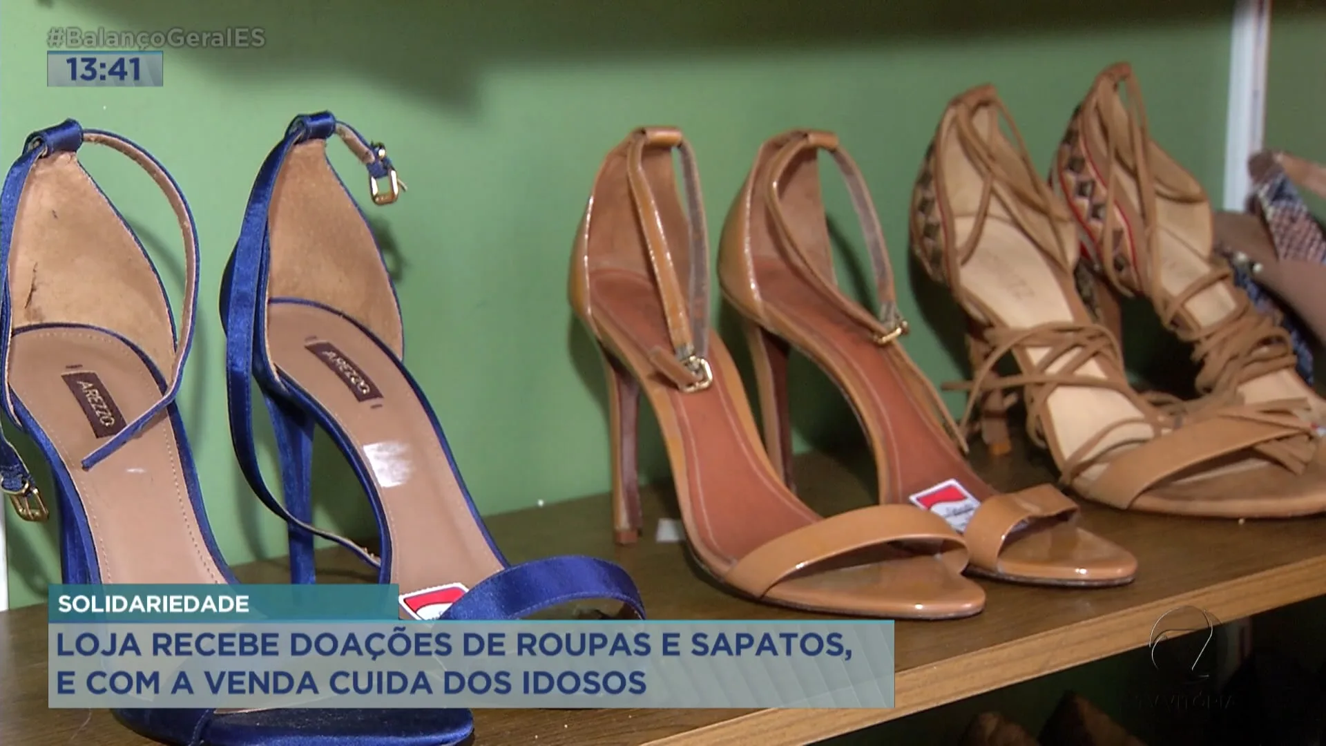 Loja recebe doações de roupas e sapatos e com a venda cuida dos idosos