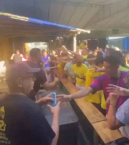 Dono de arena na Serra distribui cerveja de graça após gol de Neymar