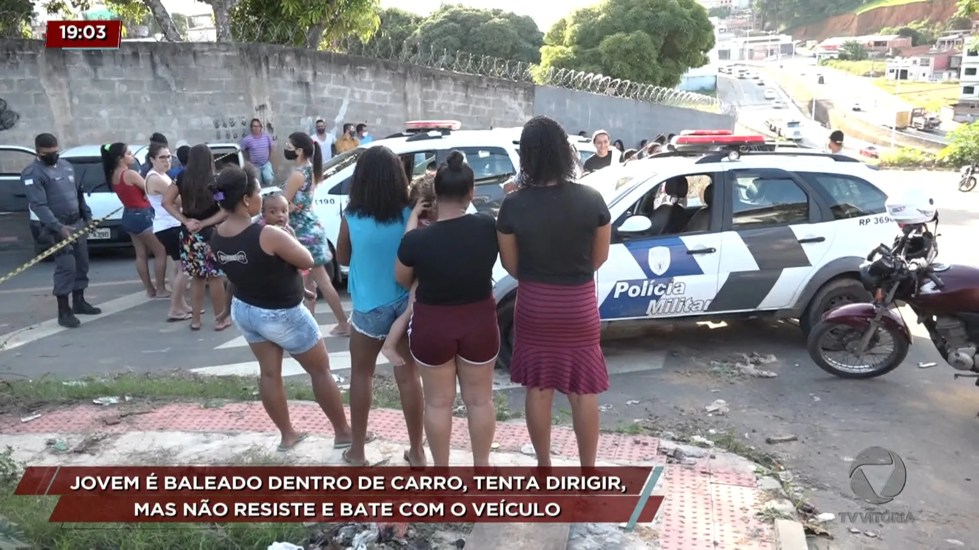 Jovem é baleado dentro do carro, tenta dirigir, mas não resiste e bate com o veículo