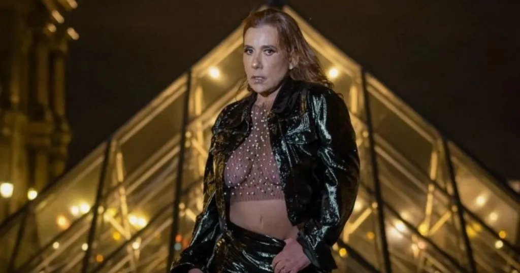 Seminua em Paris, Rita Cadillac faz harmonização de R$ 150 mil na França Seminua em Paris, Rita Cadillac faz harmonização de R$ 150 mil na França
