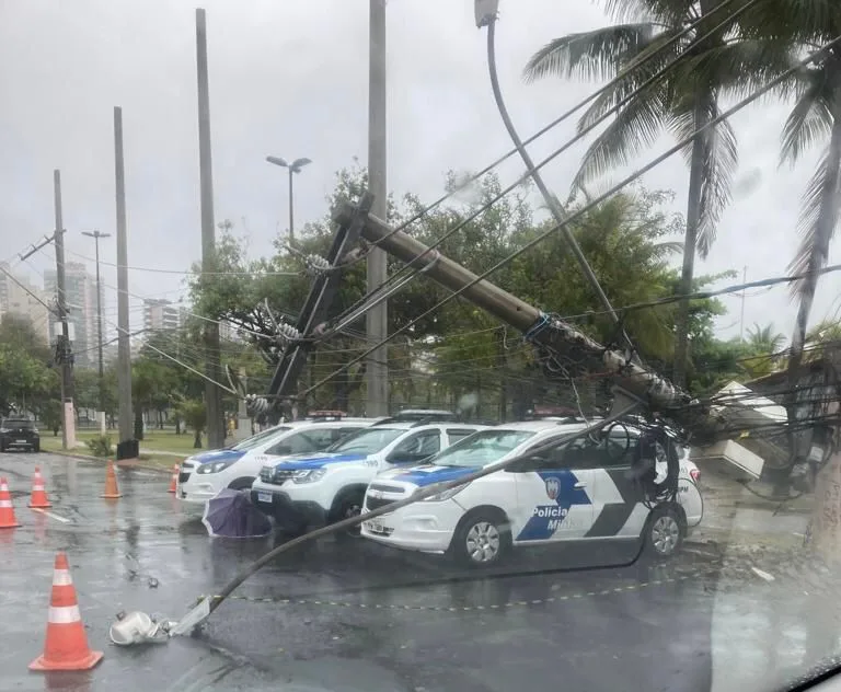 Postes caem em cima de viatura e moradores ficam sem energia em Vitória