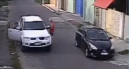 VÍDEO | Assaltantes rendem família e levam caminhonete na Serra