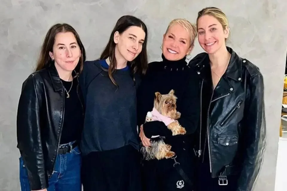 Irmãs Haim encontram Xuxa após cantar "Ilariê" em festival