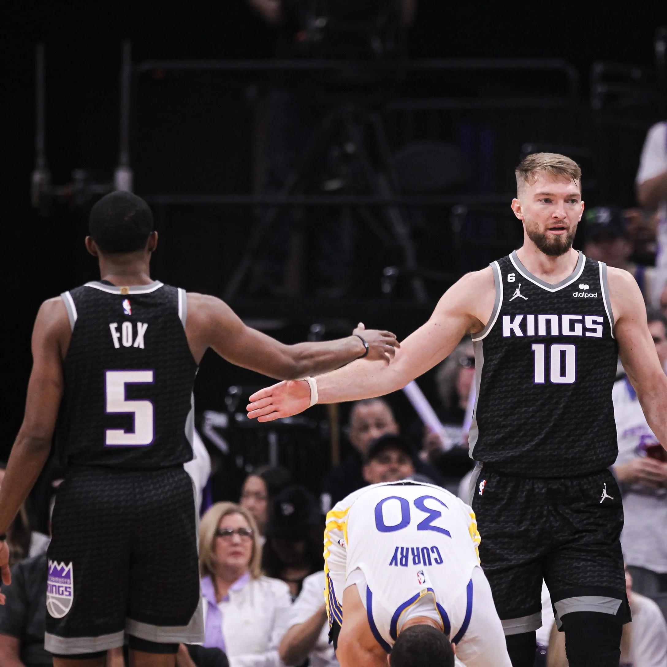 Kings voltam aos playoffs da NBA com triunfo sobre Warriors diante da torcida