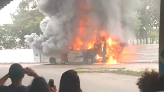 VÍDEO | Ônibus pega fogo dentro do Terminal de Carapina e assusta passageiros