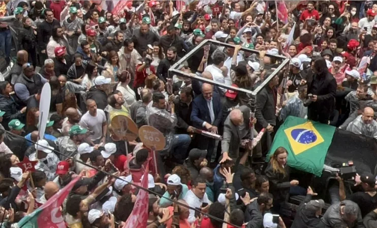 Sem discursar, Lula e Alckmin encerram ato final de campanha em São Paulo