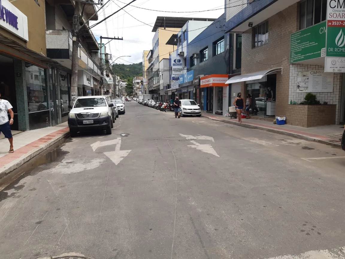 Mulher joga urina em crianças brincando na rua em Iconha