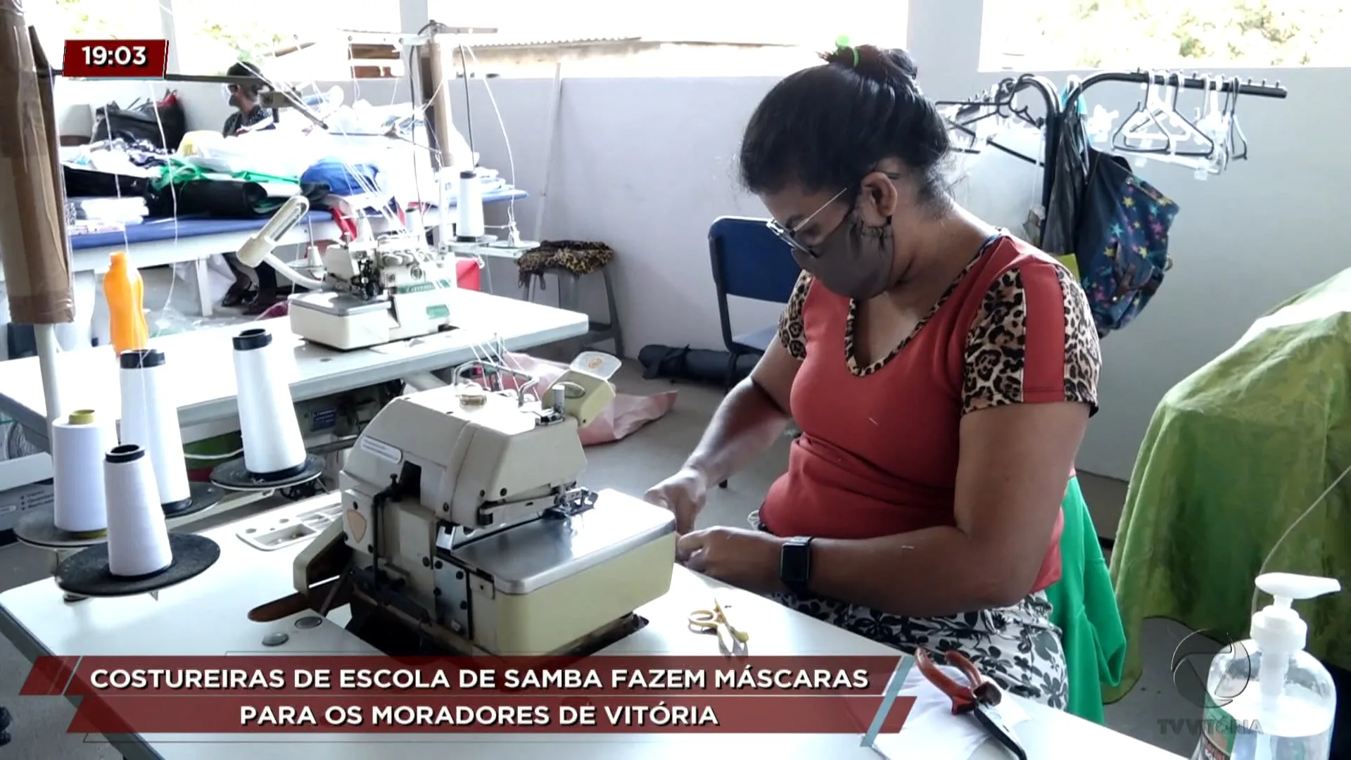 Costureiras de escola de samba fazem máscaras para moradores de Vitória