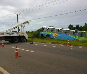 Ônibus do Transcol tomba e deixa o trânsito complicado na Rodovia do Sol, em Vila Velha