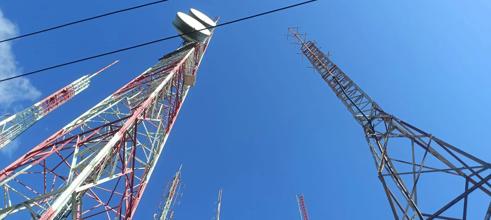 Raio atinge torre de transmissão de emissora de TV na Grande Vitória