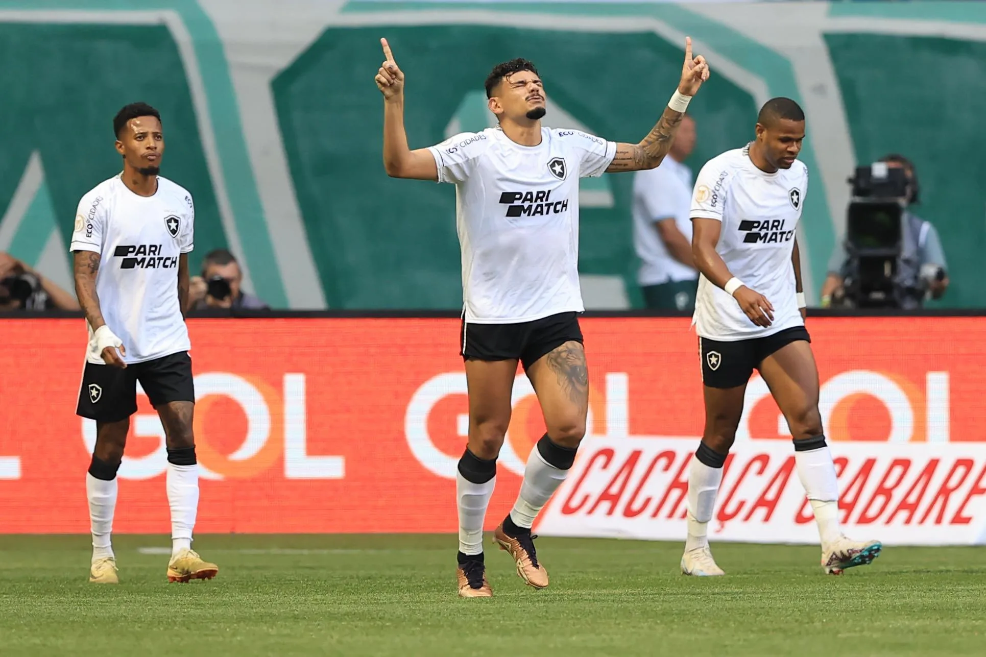 Palmeiras desperdiça pênalti, tem gol anulado e perde para o Botafogo no Allianz Parque