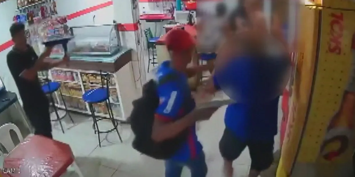 VÍDEO | Criminosos armados assaltam clientes e proprietária de bar em Cariacica