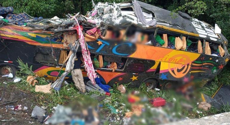 Acidente com ônibus de turismo deixa 21 mortos e feridos na BR 376