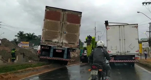 Motorista de caminhão perde controle da direção e sofre acidente em Viana