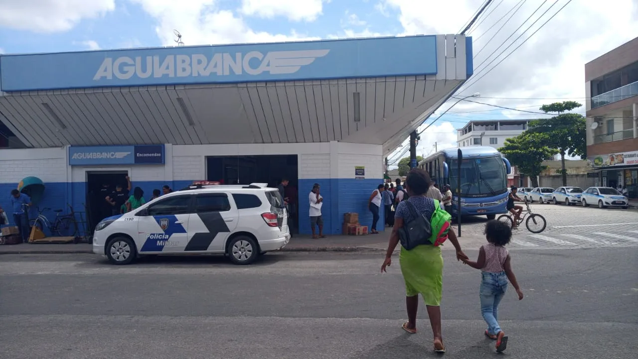 Tumulto impede a saída de ônibus da rodoviária de Linhares